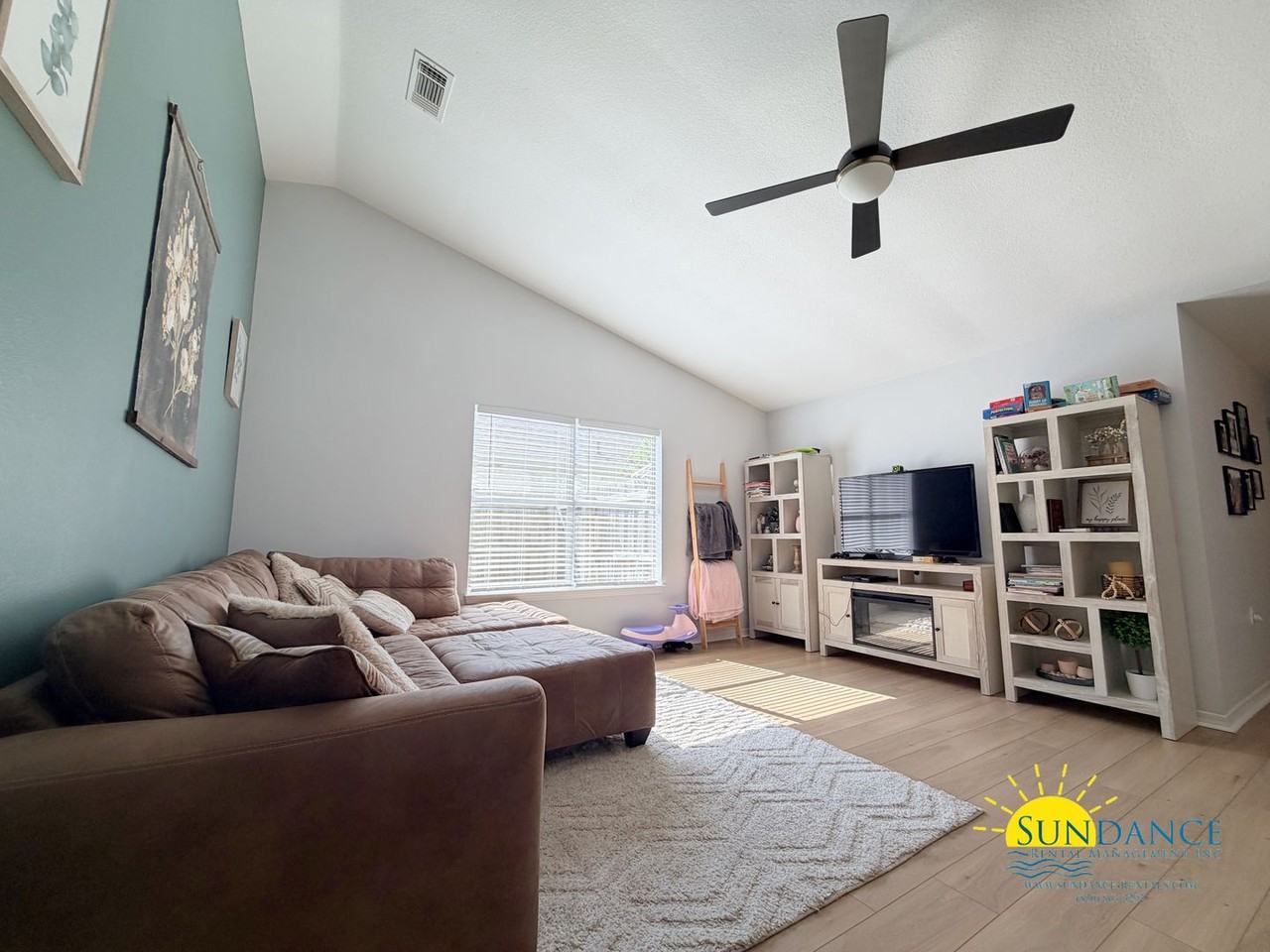 1303 Sterling Point Dr - Photo 4 of 28