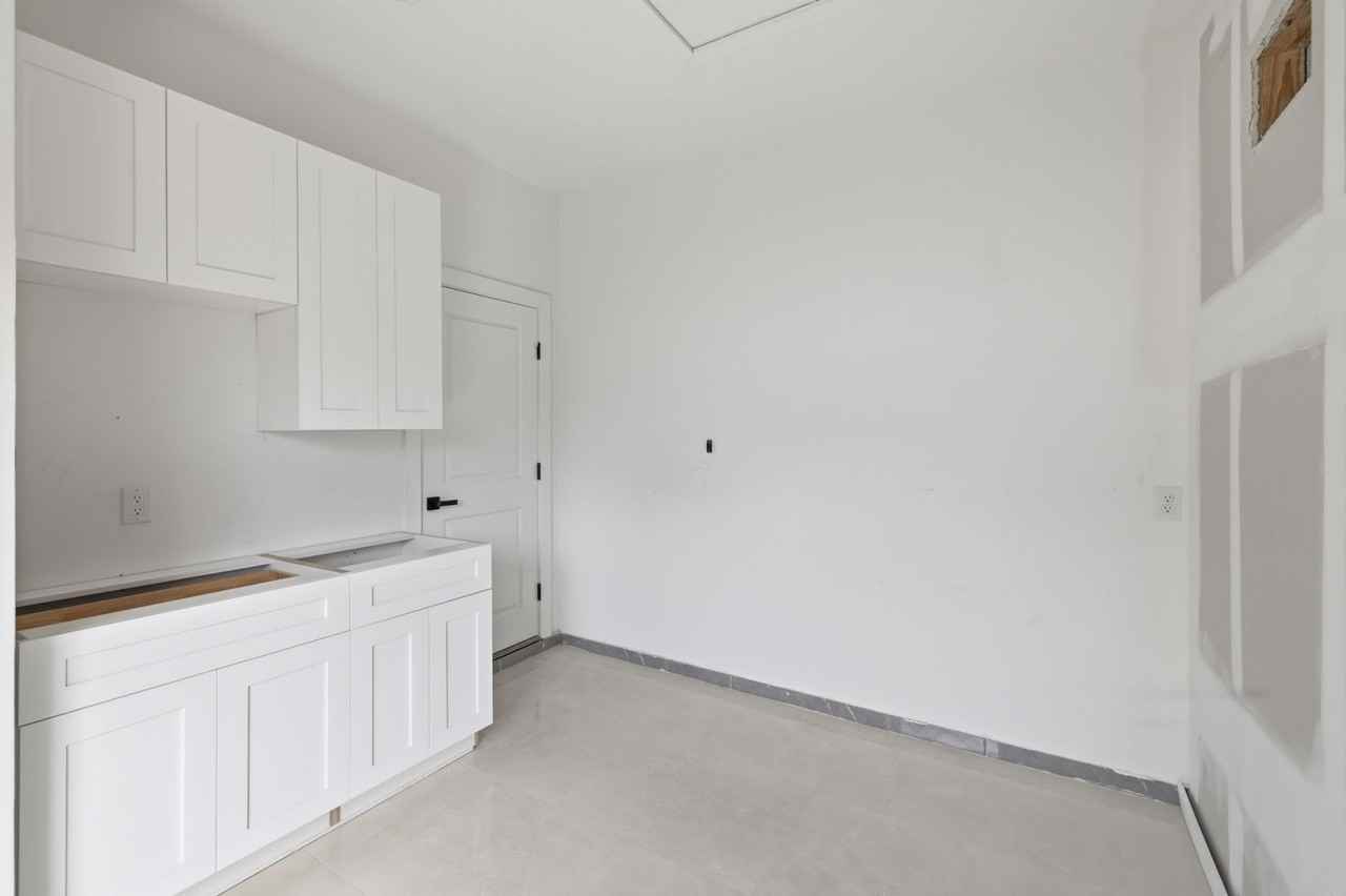 3705 Kelsey St - Photo 4 of 32