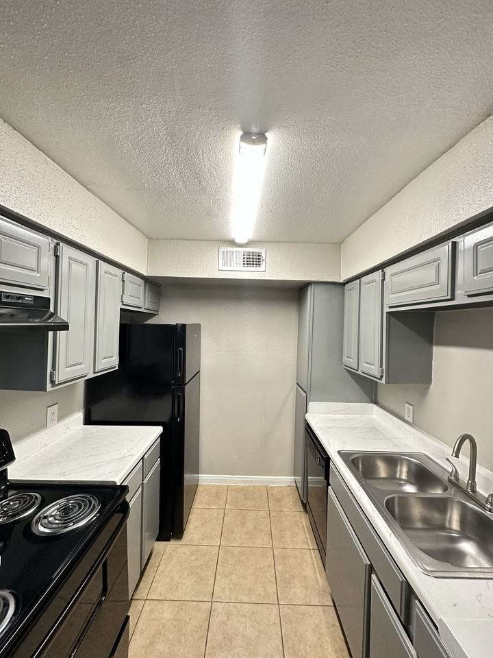 Breckenridge At Cityview Apartments - Photo 2 of 12