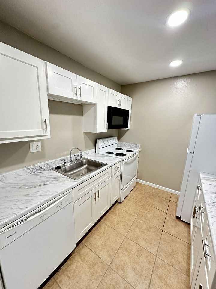 Casa Rosa Apartments - Photo 4 of 15