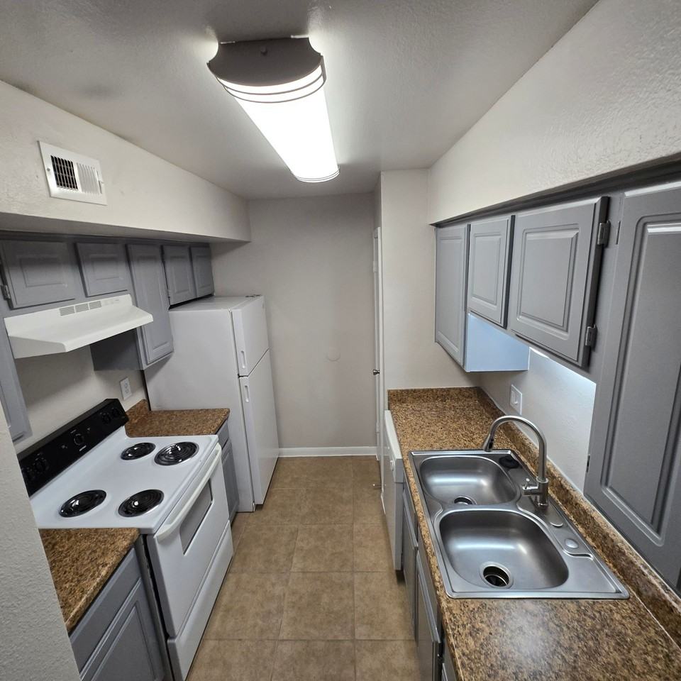 Serena Oaks Apartments - Photo 4 of 26
