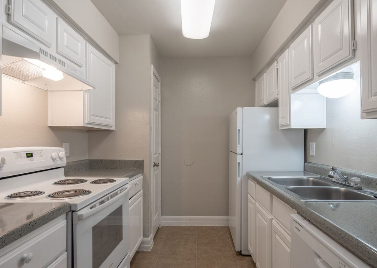 Serena Oaks Apartments - Photo 5 of 26