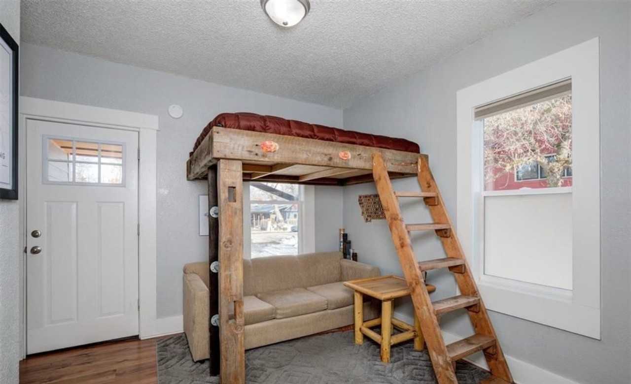 620 E Davis St - Photo 2 of 9