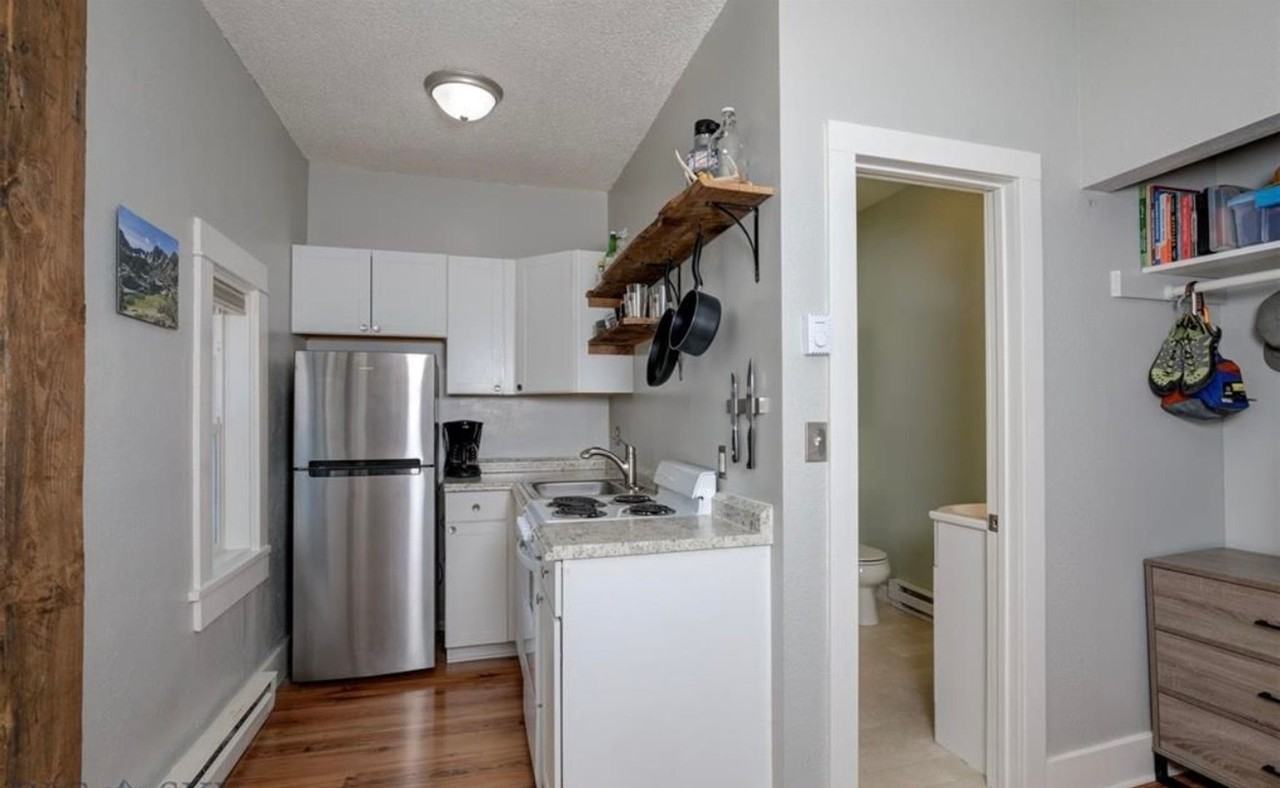 620 E Davis St - Photo 7 of 9