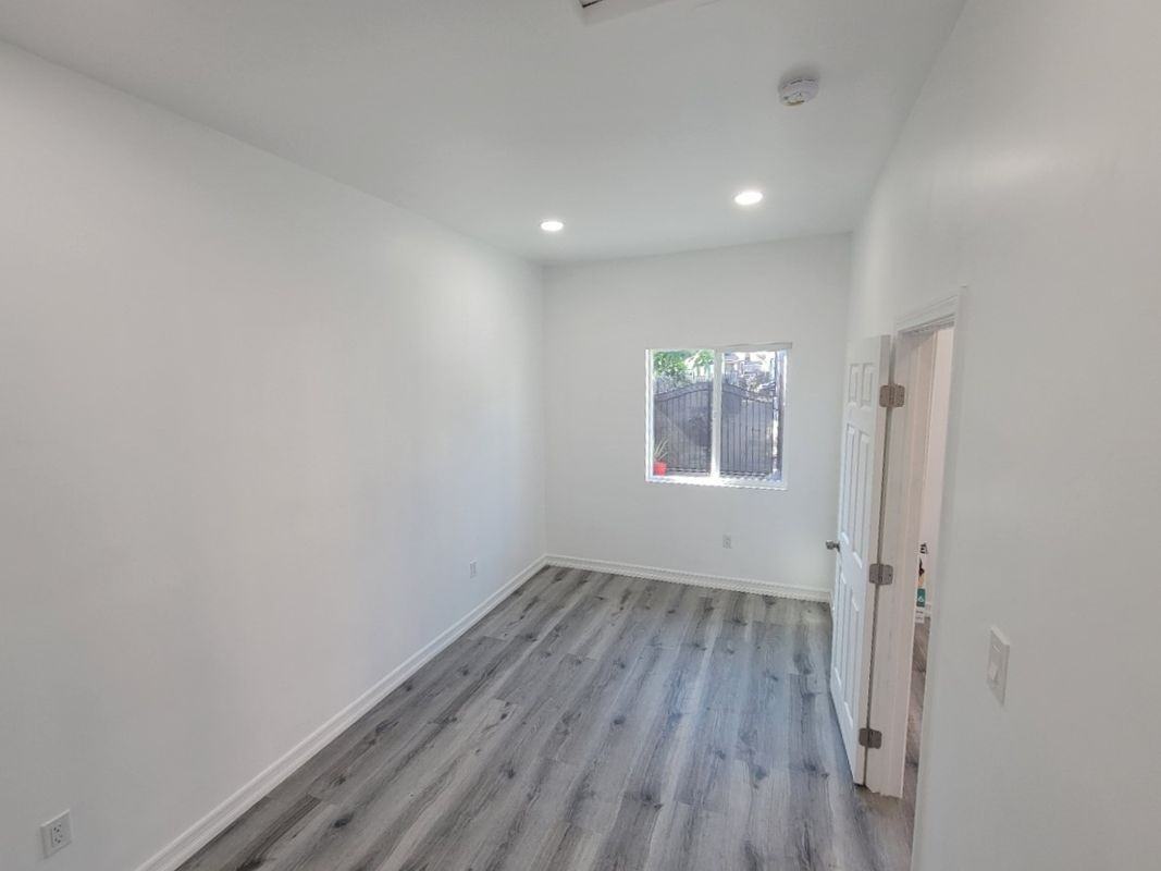 713 3/4 W 57th St - Photo 2 of 6