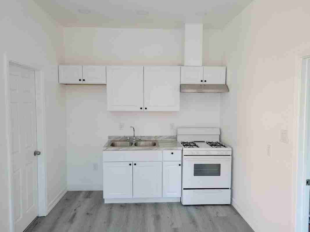 713 3/4 W 57th St - Photo 4 of 6