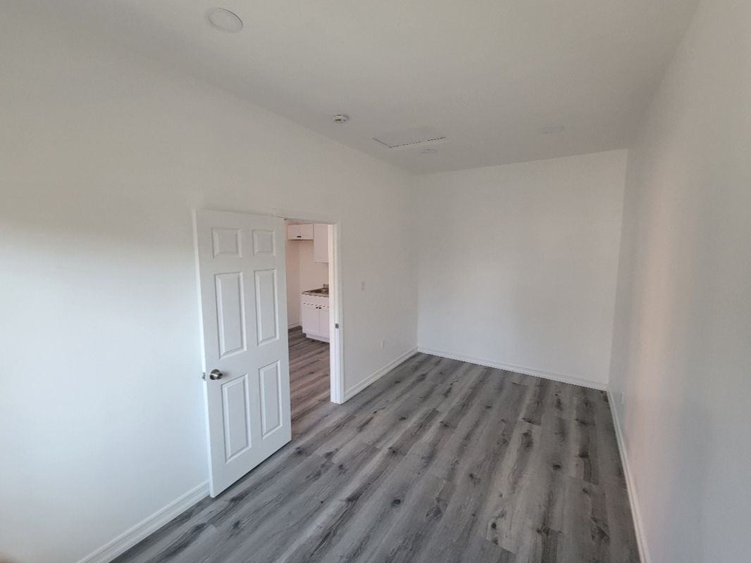 713 3/4 W 57th St - Photo 6 of 6