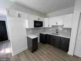 featured image of 925 W 3rd St