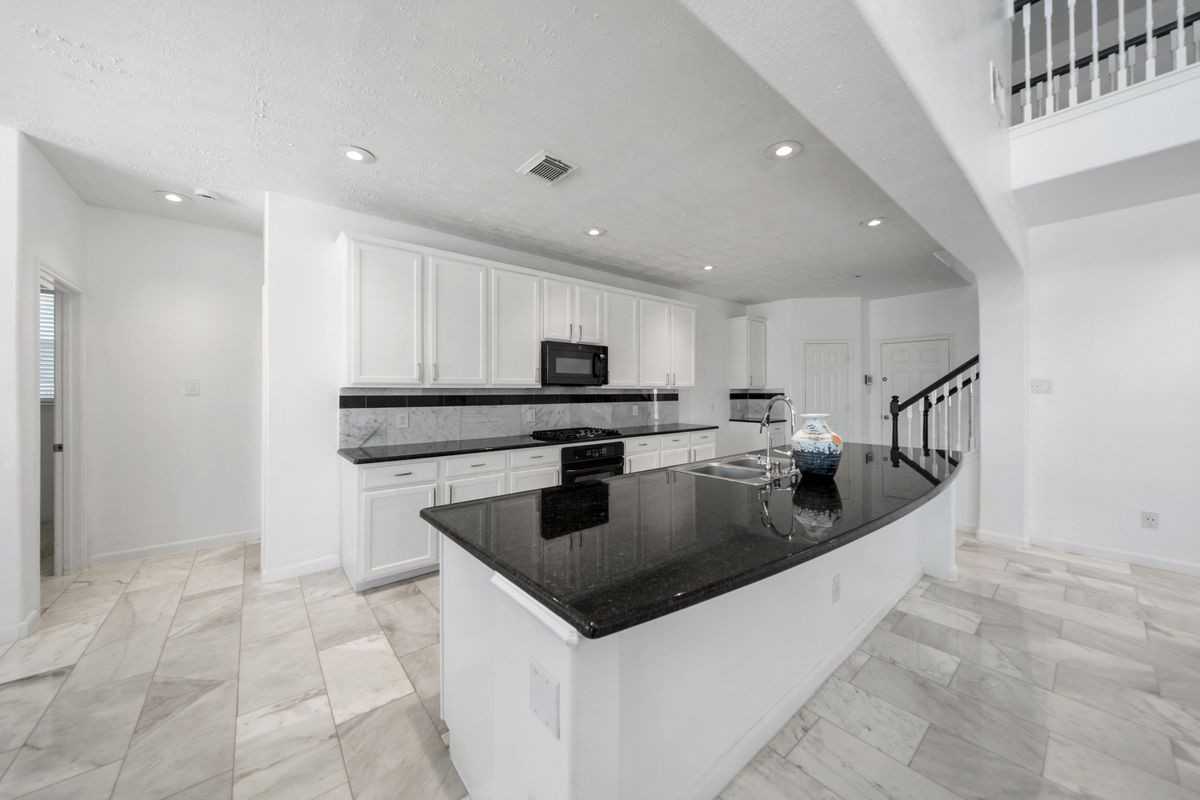 1922 Lake Grayson Dr - Photo 2 of 7