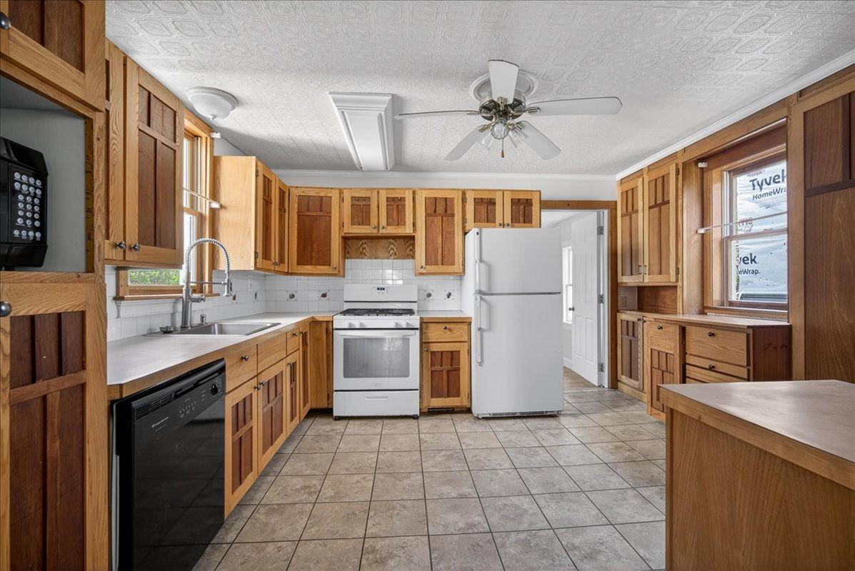 204 Saratoga Ave - Photo 7 of 25