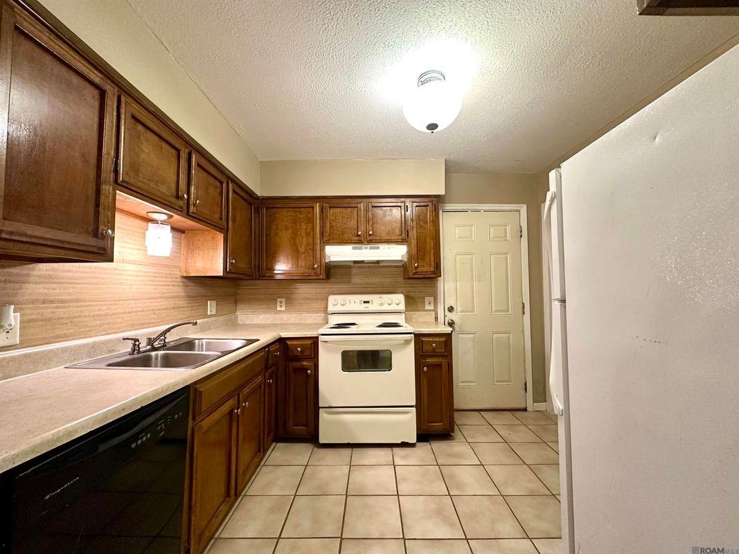 15855 S Sunderland Ave - Photo 5 of 13