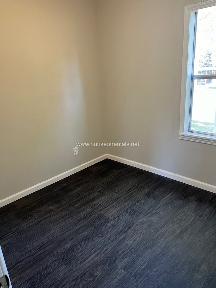 3 Court D - Photo 6 of 8