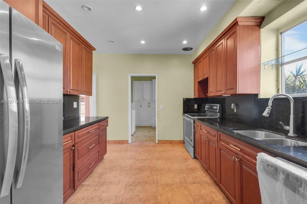 4582 Royal Palm Ave #NA - Photo 2 of 7