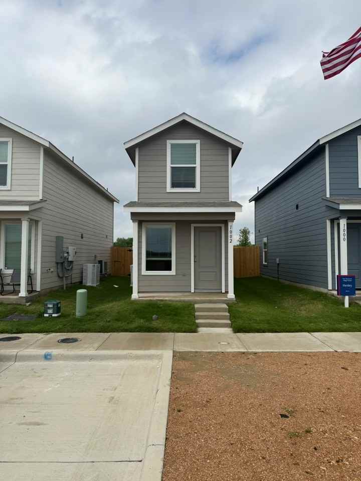 1002 Robin Hill Ln #NA