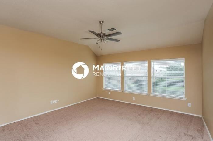 749 Mulberry Ln - Photo 4 of 17