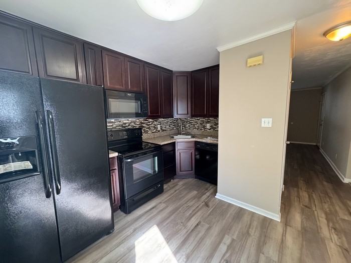 915 Green St #915 - Photo 5 of 17