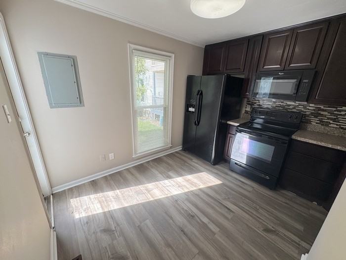 915 Green St #915 - Photo 7 of 17