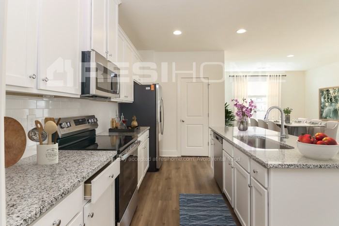 300 Emerald Ln - Photo 5 of 18