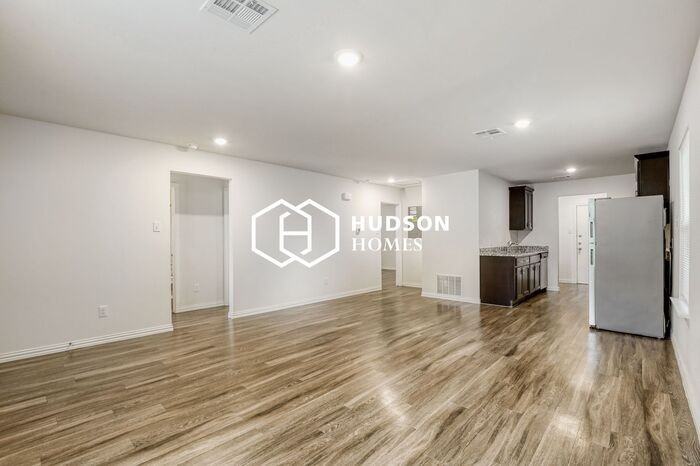 708 Henderson St - Photo 4 of 14