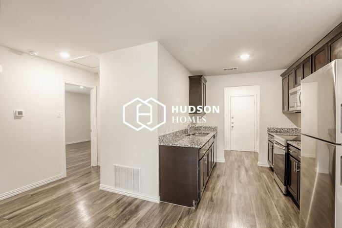 708 Henderson St - Photo 5 of 14