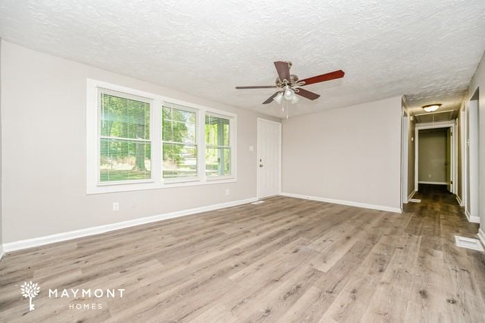 422 Hawthorne Cir - Photo 3 of 11