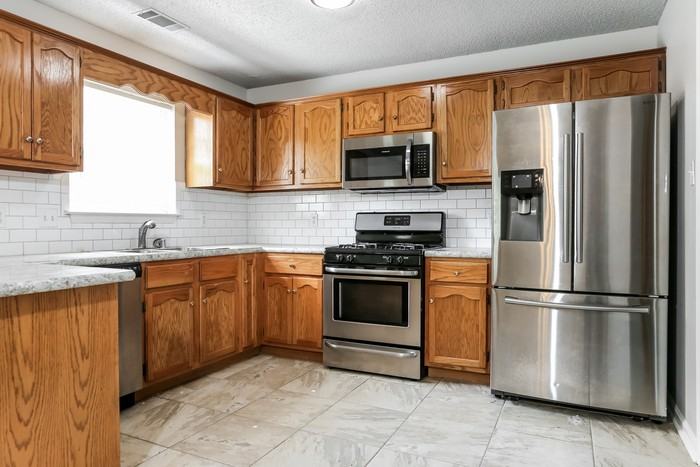 2424 Cedar Rdg - Photo 3 of 10