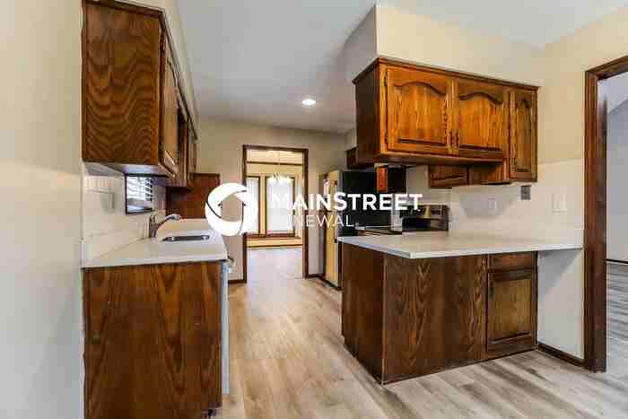 14835 S Locust St - Photo 5 of 17