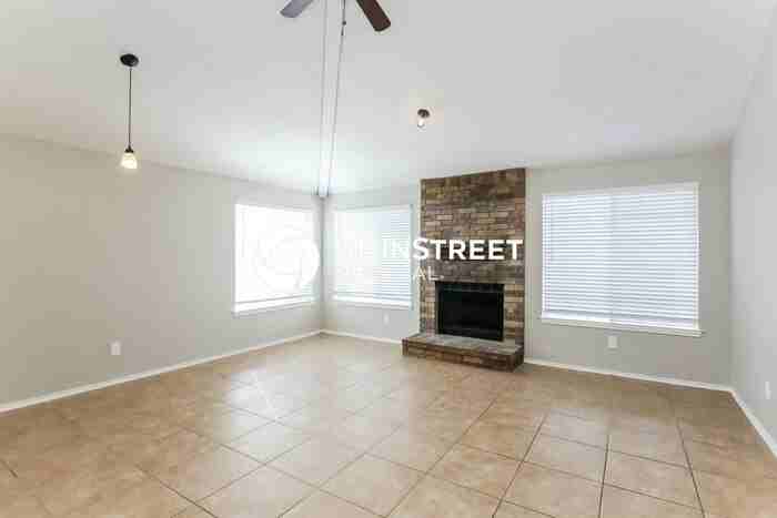 304 Meadowglen Dr - Photo 4 of 16