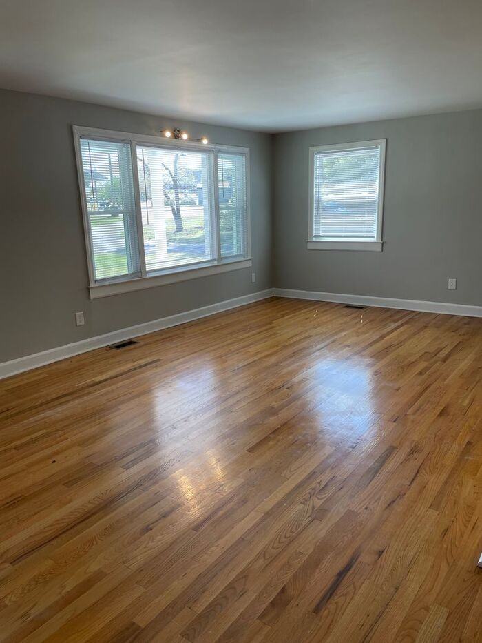 3227 N Main St - Photo 3 of 17