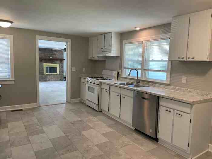 3227 N Main St - Photo 4 of 17