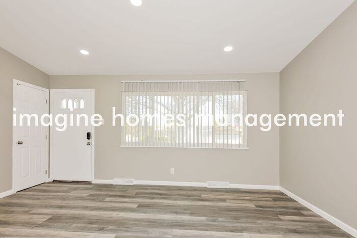 11818 Flushing Dr - Photo 3 of 13