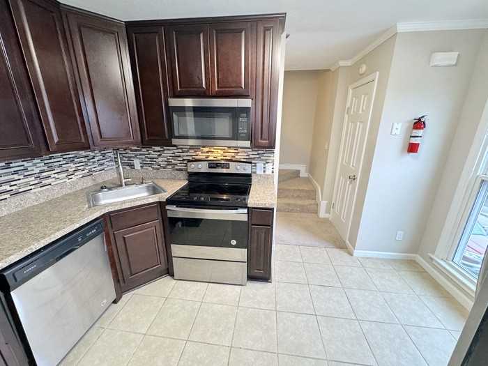 1003 Green St #1003 - Photo 7 of 33