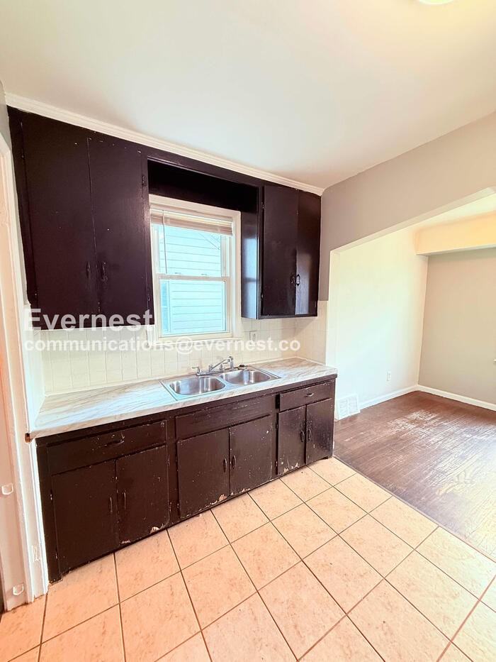 8270 Trinity St - Photo 4 of 32