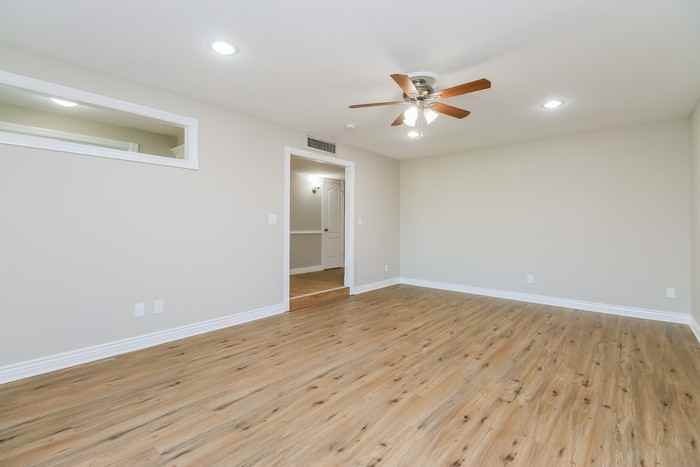 525 E Geneva Dr - Photo 4 of 15
