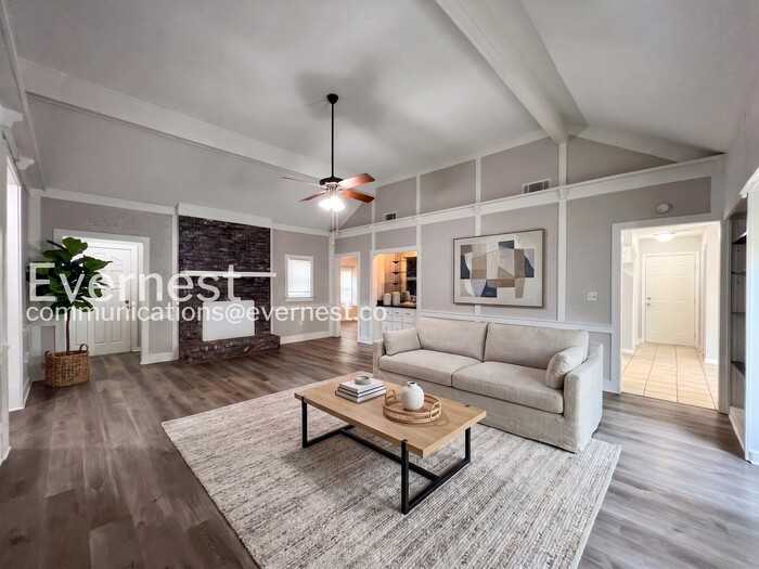 494 Windridge Pt - Photo 4 of 24