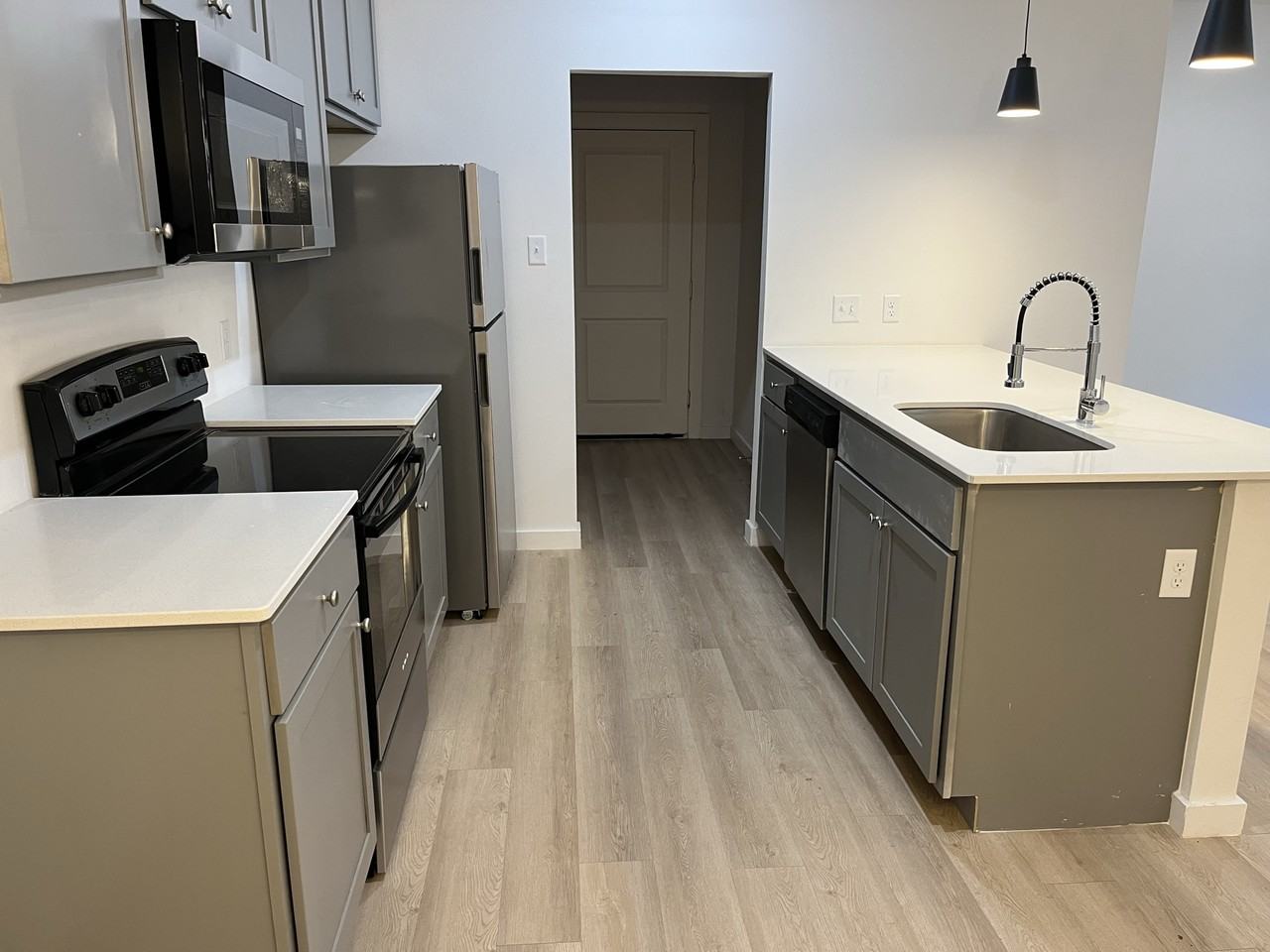 5549 Itasca St #B - Photo 6 of 16