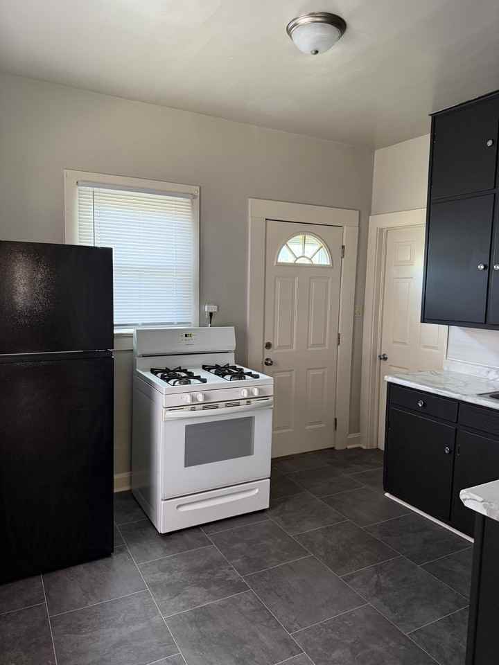 1124 S Harlan Ave - Photo 5 of 12