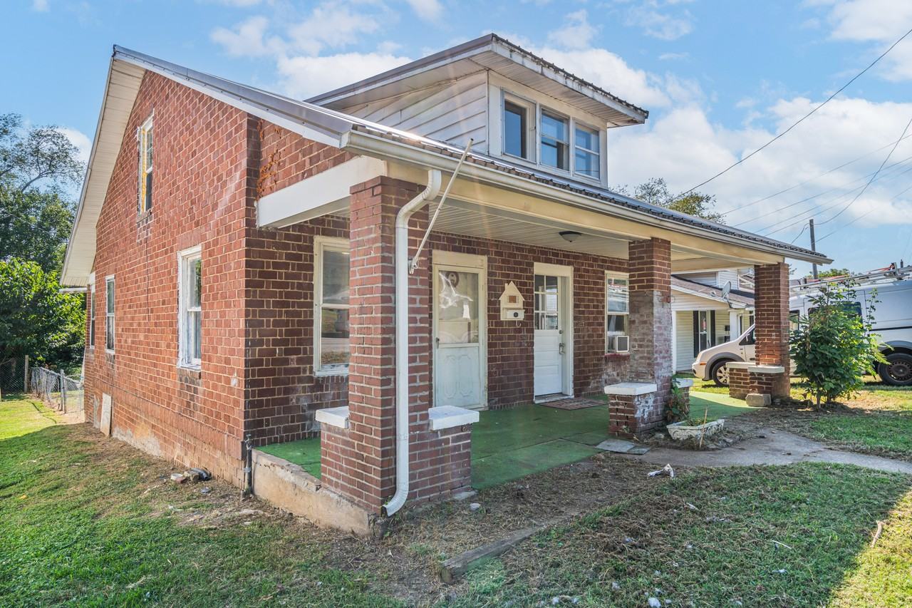 120 E Oak St - Photo 2 of 27