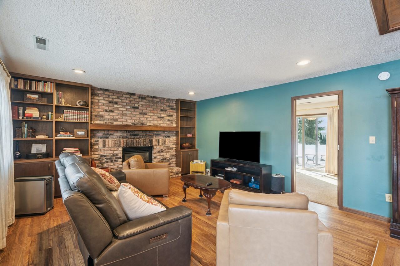 1245 Michelle Ct - Photo 2 of 27