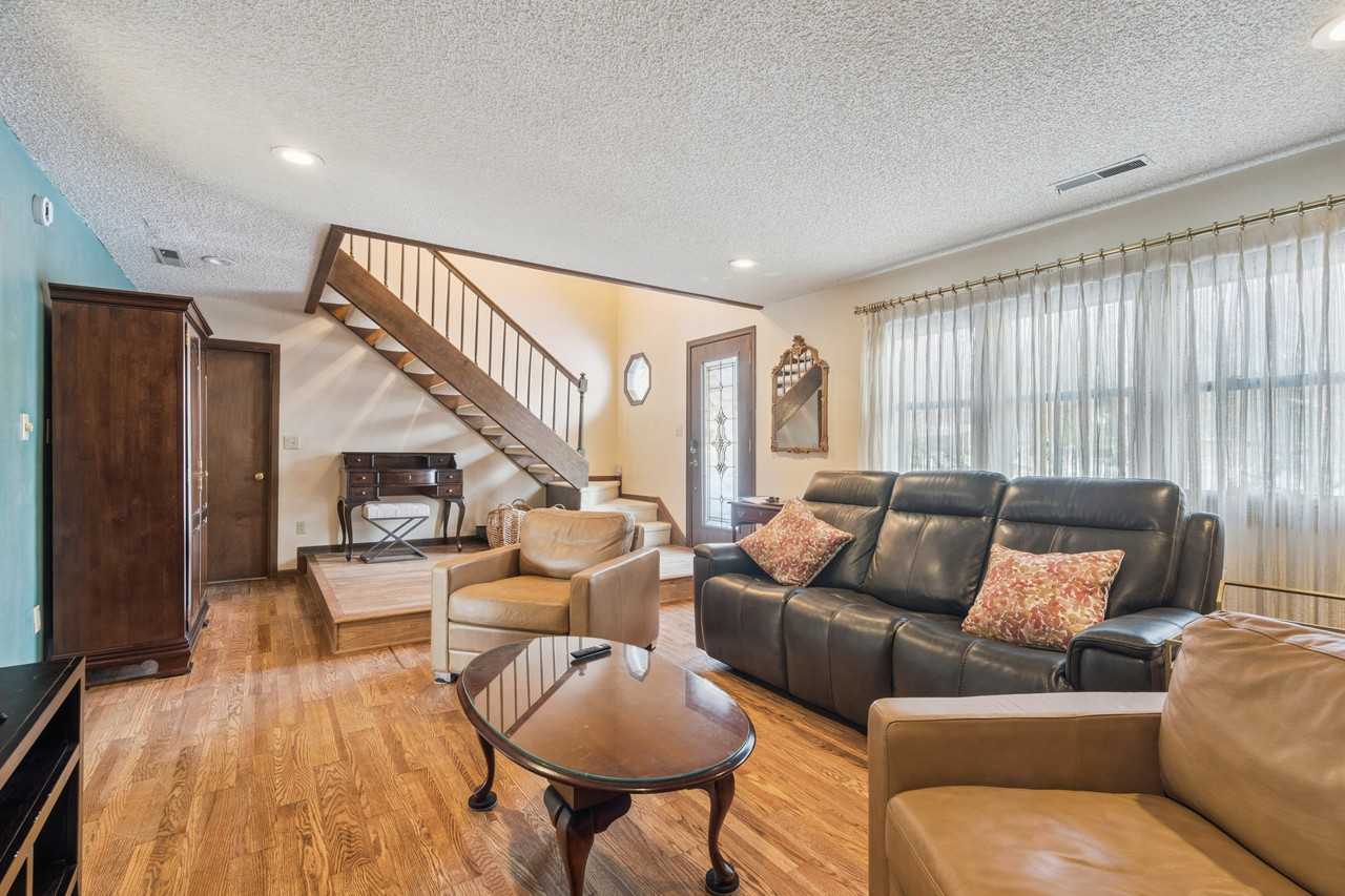 1245 Michelle Ct - Photo 4 of 27