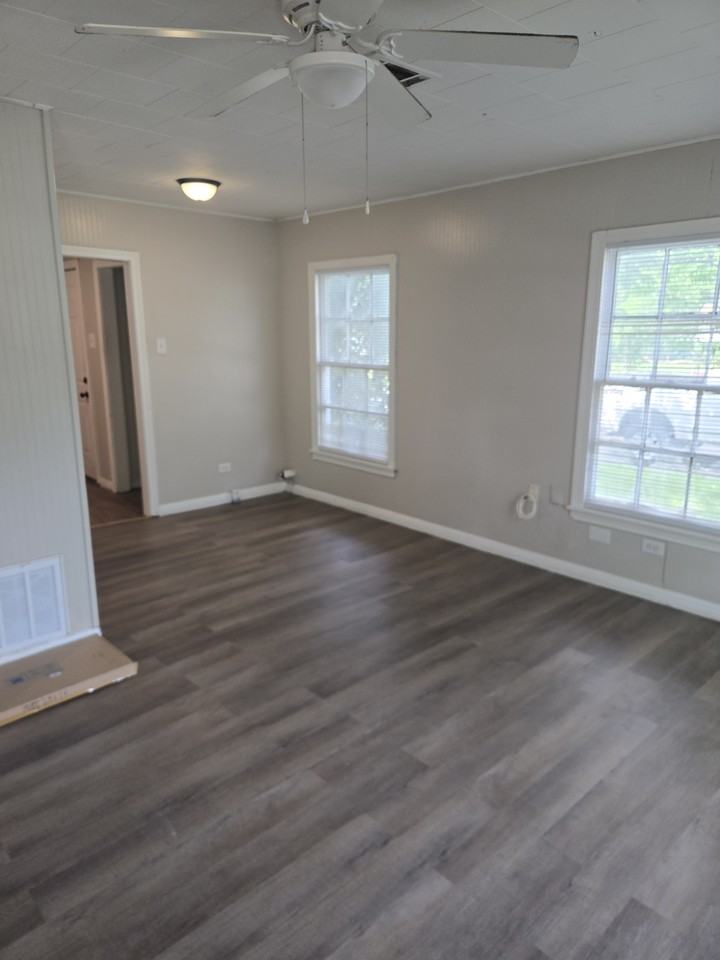 3901 Windsor Ave - Photo 5 of 10