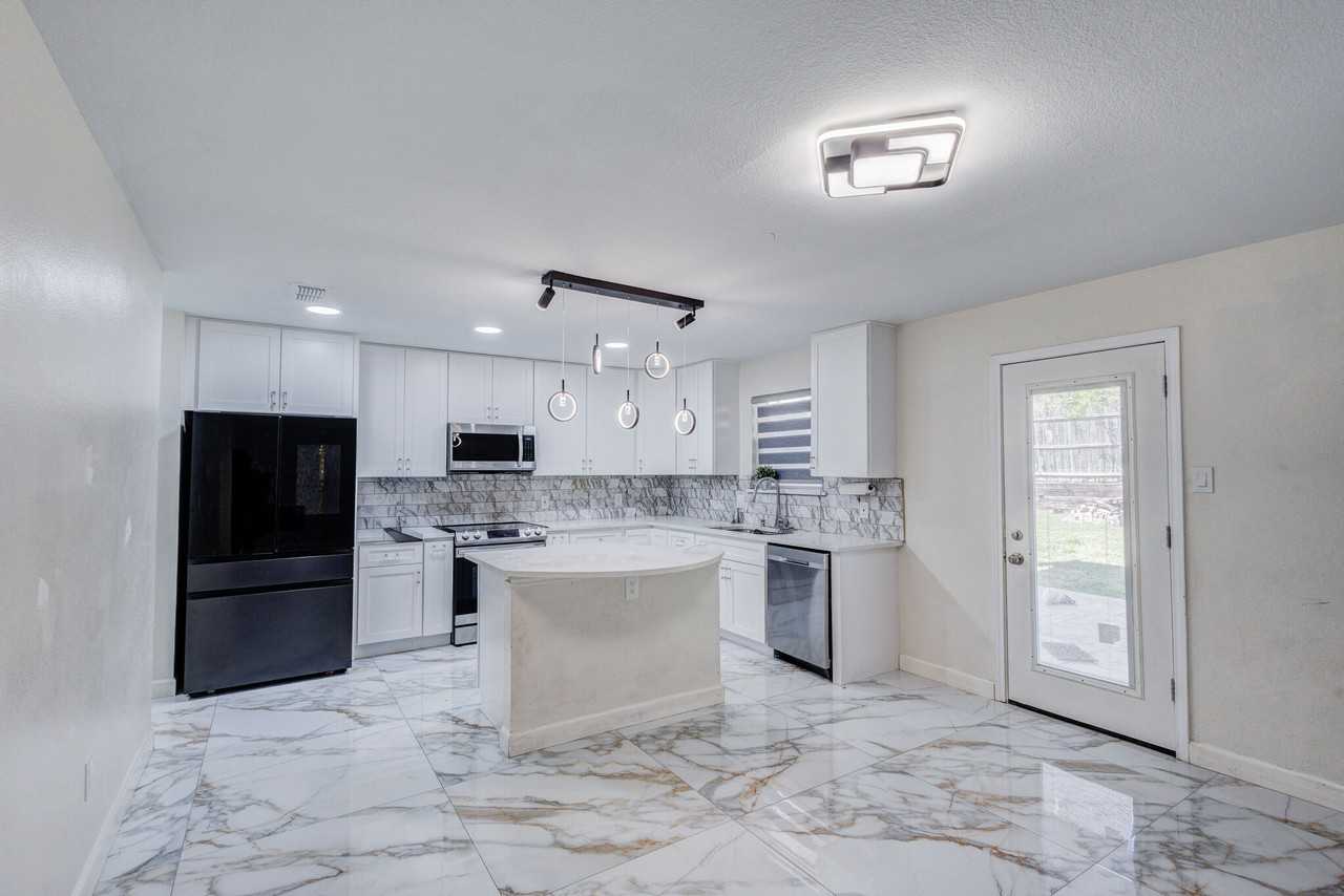 519 Darlene Trl - Photo 3 of 26