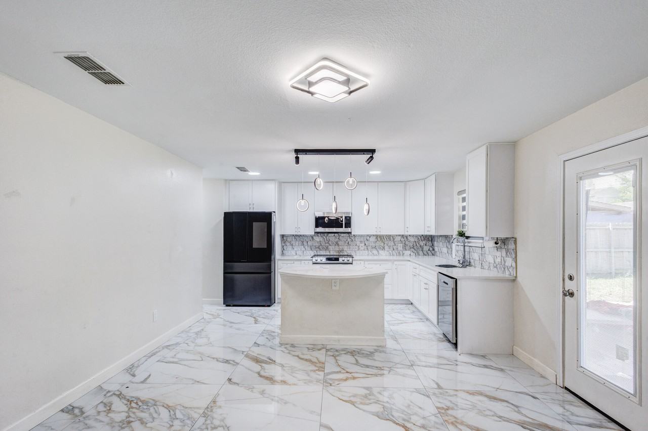 519 Darlene Trl - Photo 4 of 26