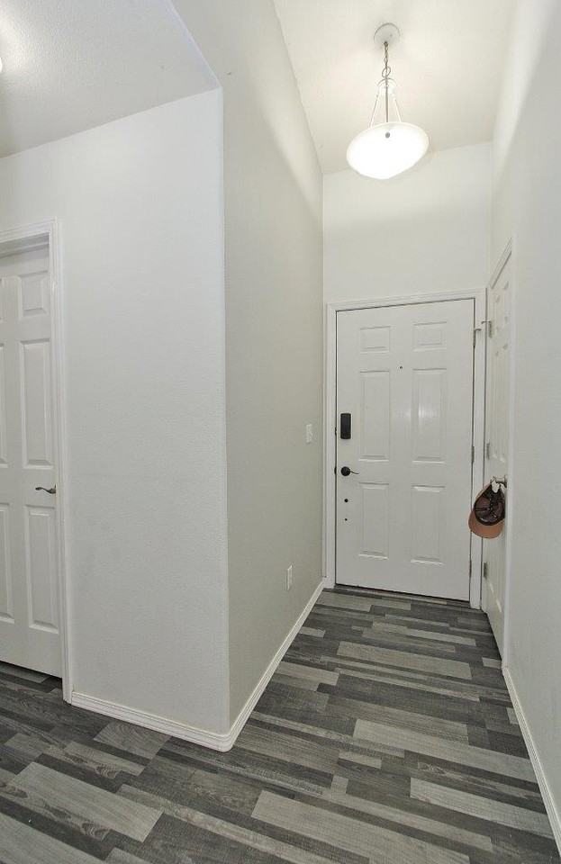 1915 W Mulhuland Ct - Photo 2 of 32