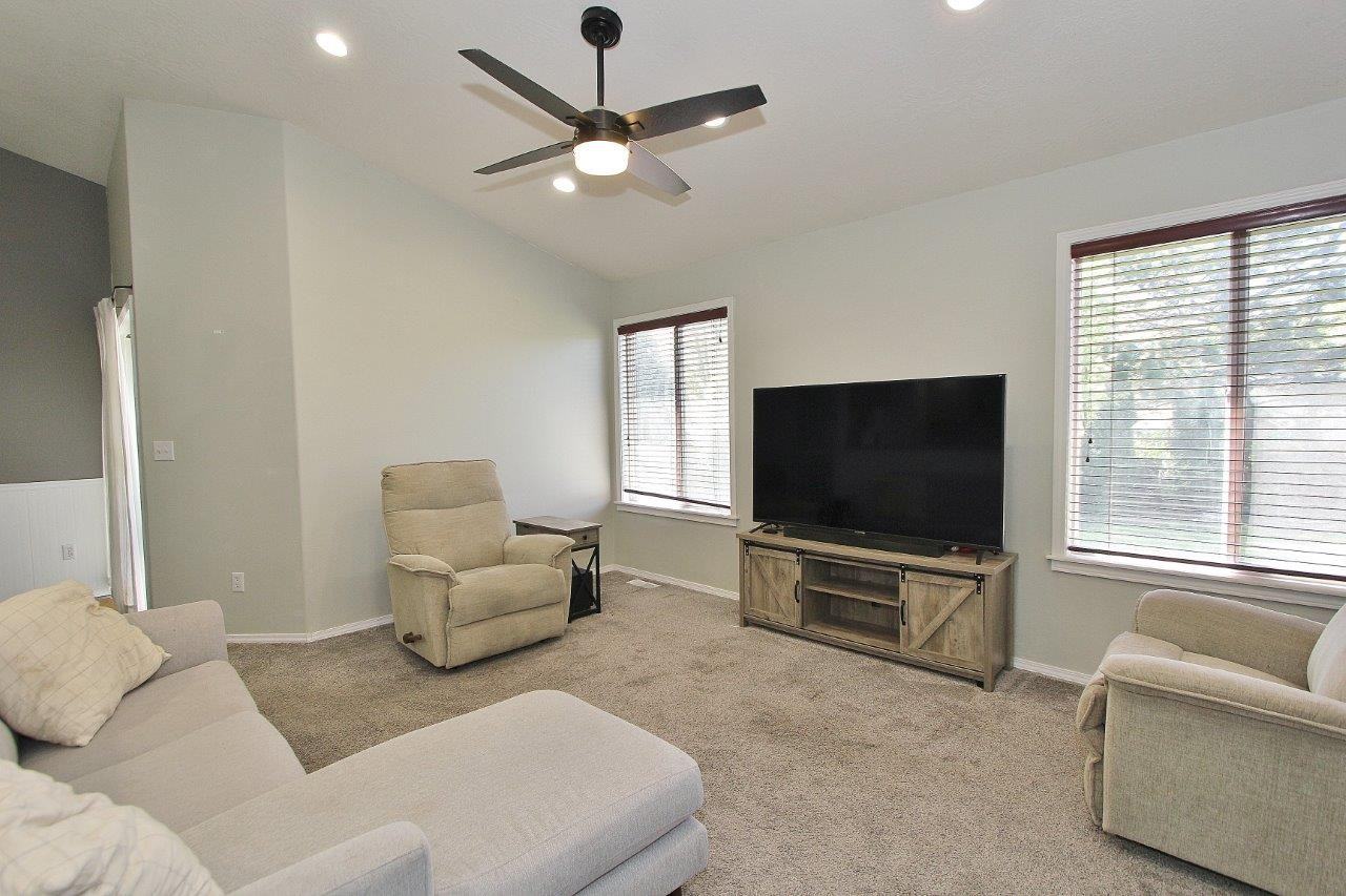 1915 W Mulhuland Ct - Photo 3 of 32