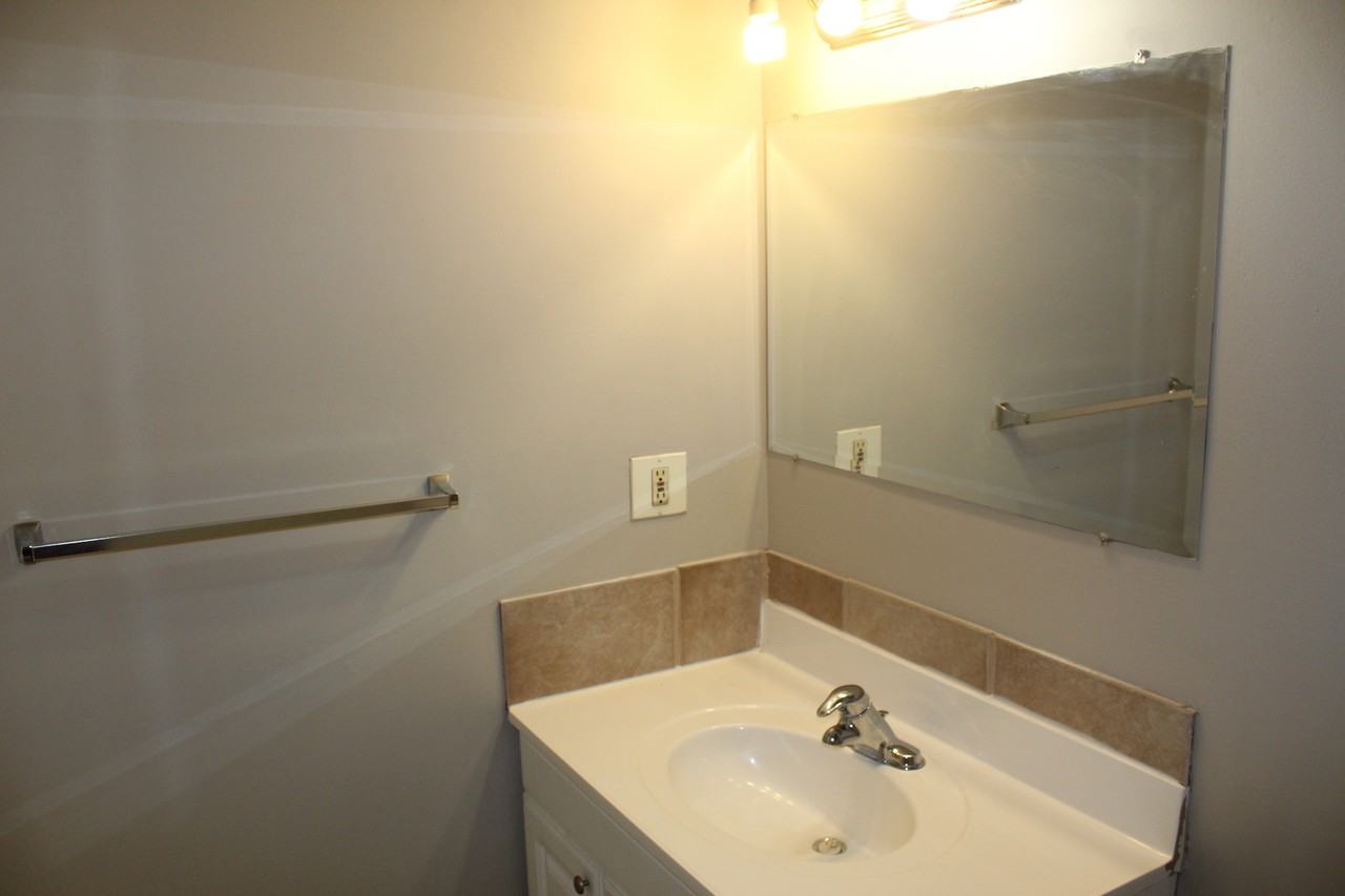 Eastwood Manor - Photo 5 of 8