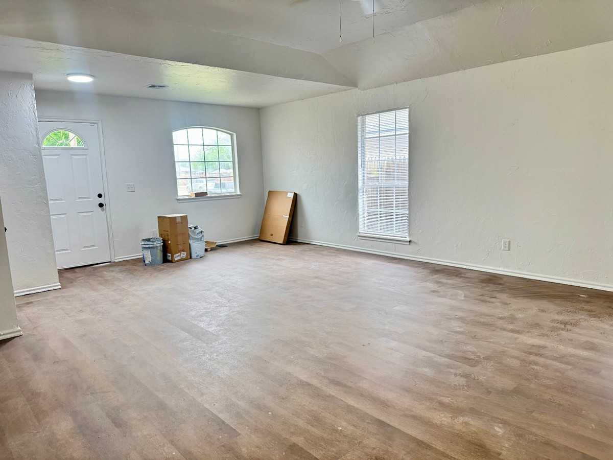 223 W 6th St #1 - Photo 3 of 11