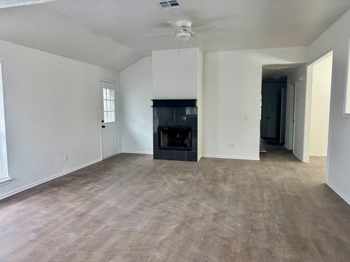 223 W 6th St #1 - Photo 4 of 11