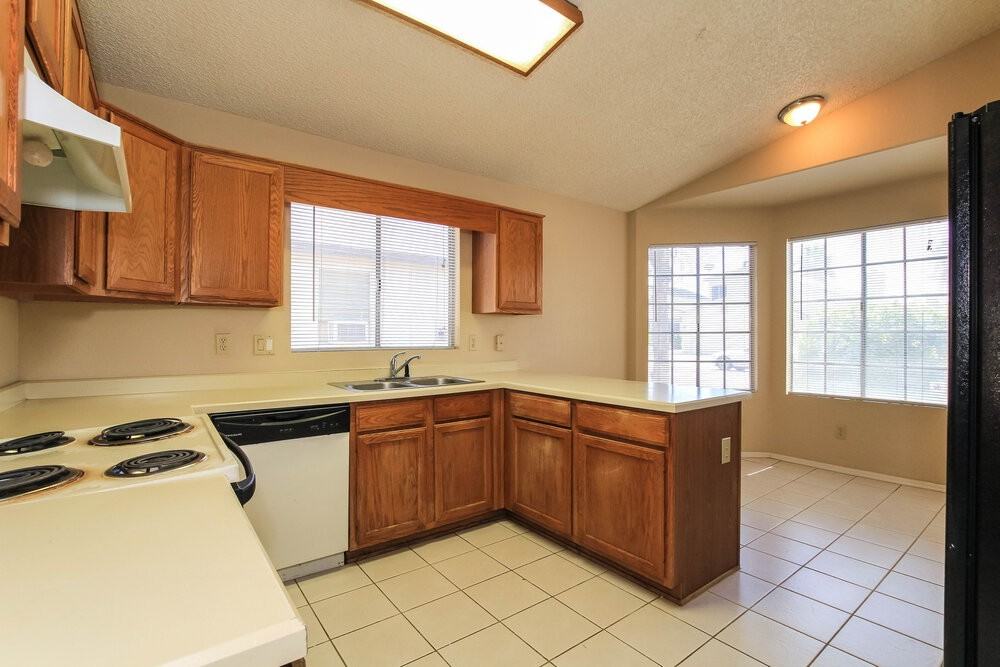 8864 W Morningside Dr - Photo 6 of 15