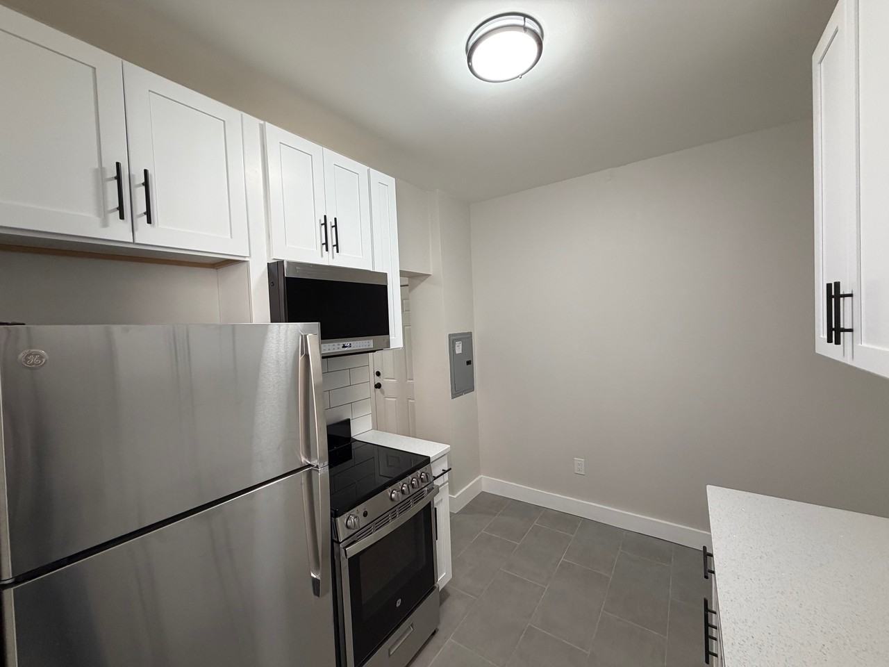 5608 Hudson AveApt 8 #5608-08 - Photo 7 of 9